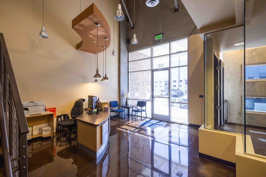 More Photos Of 2222 W Parkside Ln, Phoenix Light Manufacturing For Sale
