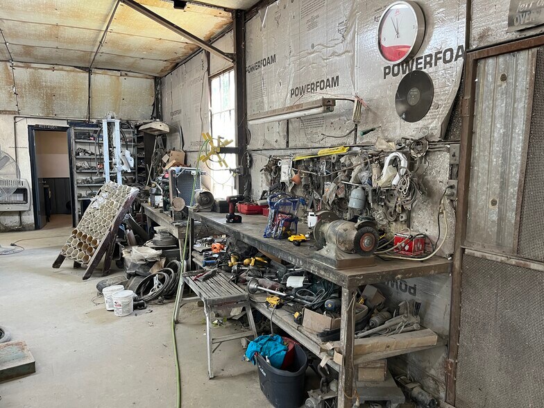 More Photos Of 462 E Reba McEntire Ave, Stringtown Flex For Sale