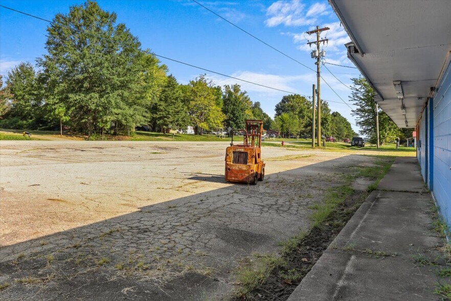 More Photos Of 2701 Pocola blvd, Pocola Warehouse For Sale