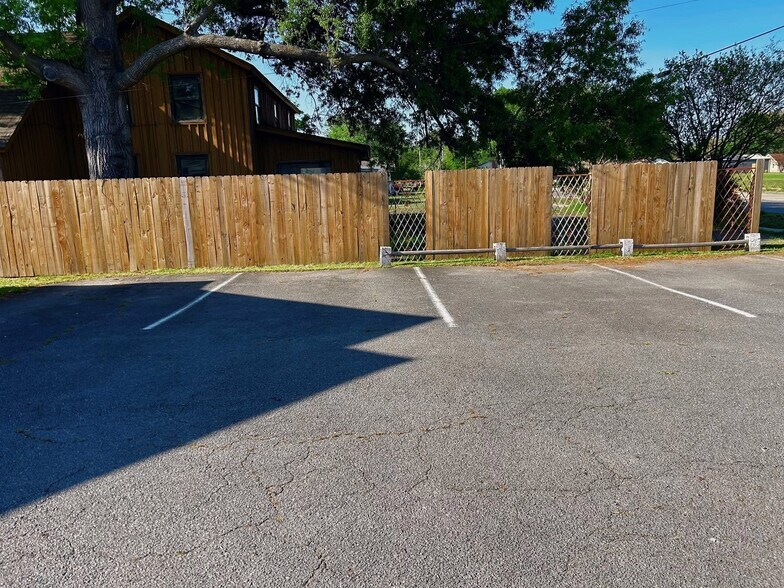 More Photos Of 1816 S Buerkle St, Stuttgart Office For Sale