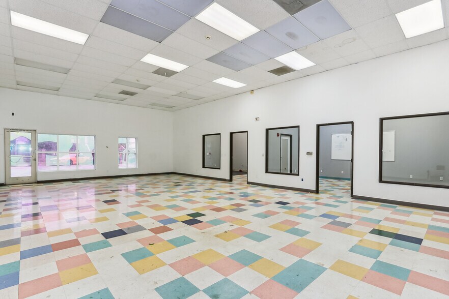 More Photos Of 1112 D St, Sacramento Showroom For Sale