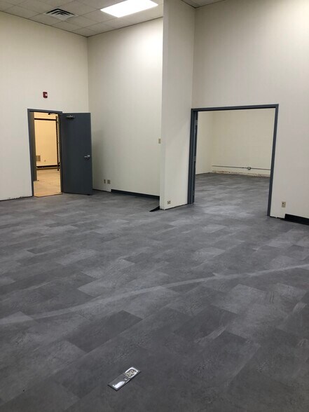 More Photos Of 265-281 N Industrial Dr, Bradley Showroom For Lease