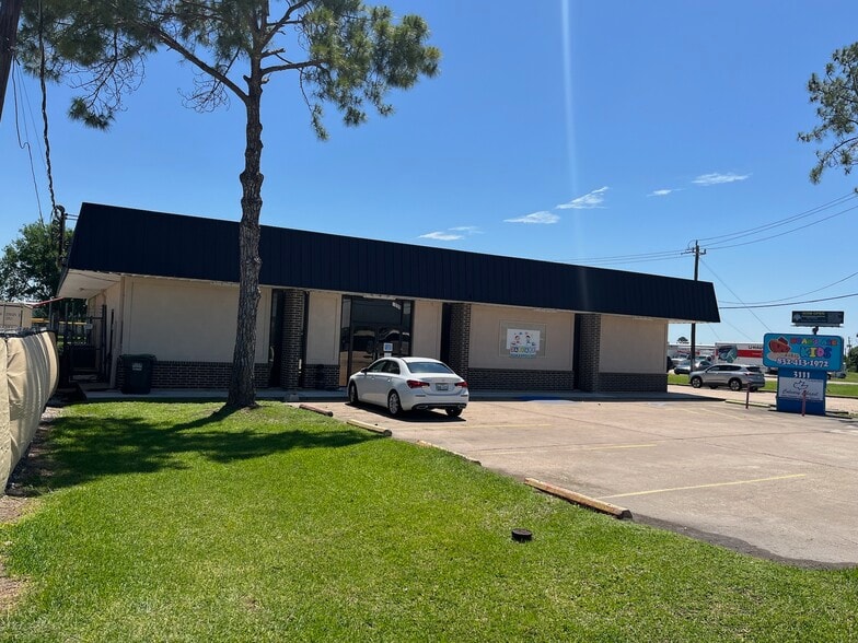 More Photos Of 3111 S Main St, Pearland Warehouse For Sale