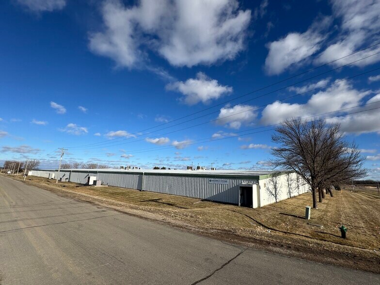 More Photos Of 1930 W 1st St, Blue Earth Manufacturing For Lease