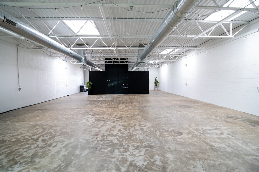 More Photos Of 2285 & 2289 Vantage St, Dallas Light Manufacturing For Lease