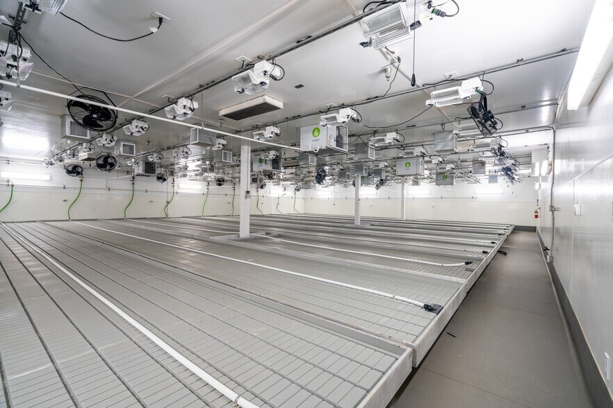 More Photos Of 19533 McLane St, Palm Springs Distribution For Sale