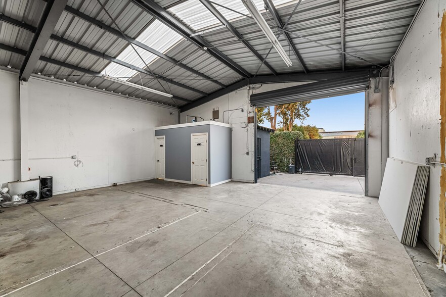 More Photos Of 15131 Illinois Ave, Paramount Warehouse For Sale