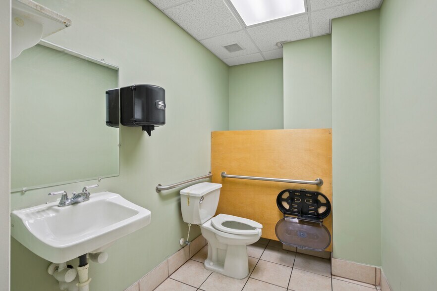 More Photos Of 2255 Dunn Ave, Jacksonville Medical For Lease