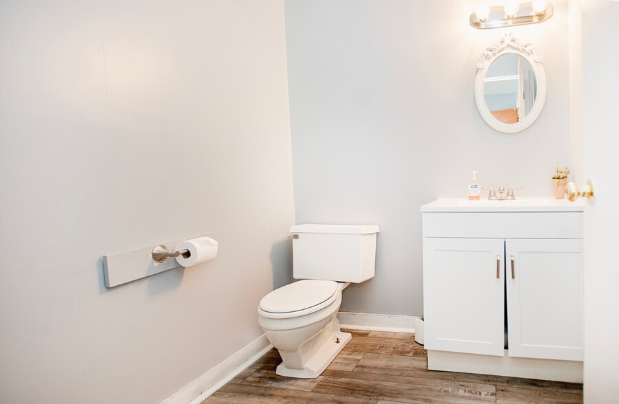 More Photos Of 401 Hillcrest St, Clinton Office For Sale