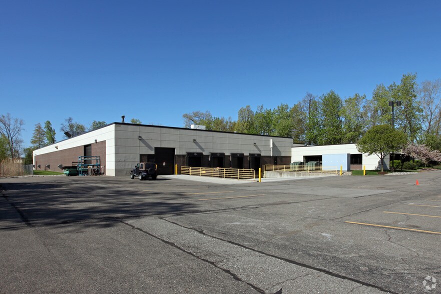 More Photos Of 15203 S Commerce Dr, Dearborn Manufacturing For Lease