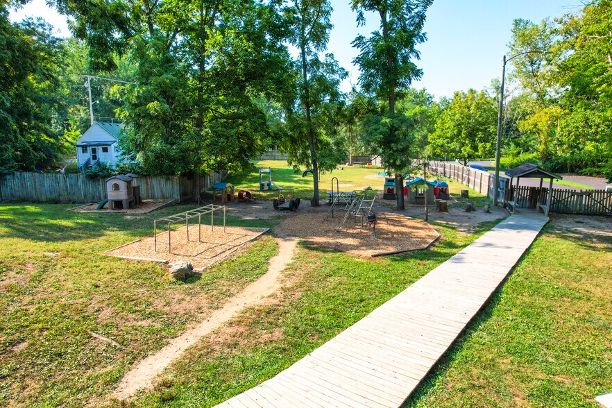 More Photos Of 2505 E Walnut St, Columbia Specialty For Lease