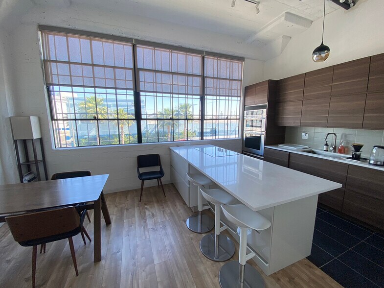 More Photos Of 405 Towne Ave, Los Angeles Showroom For Sale