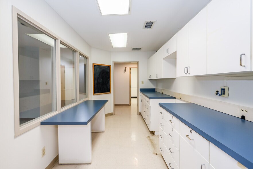 More Photos Of 1487 Belk Blvd, Oxford Office For Sale