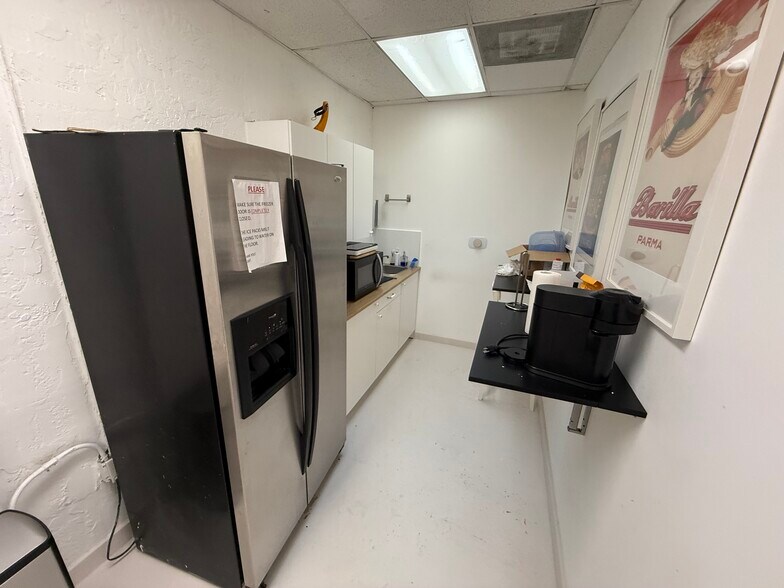 More Photos Of 777 NW 28th St, Miami Warehouse For Lease