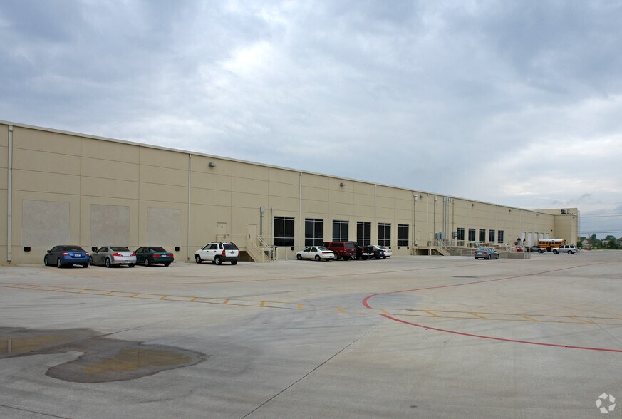 More Photos Of 1340 Airport Commerce Dr, Austin Warehouse For Lease