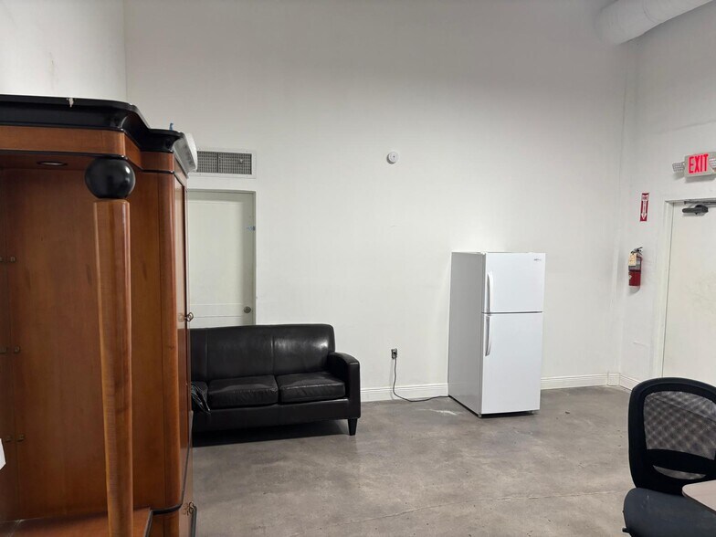 More Photos Of 4671-4685 E 11th Ave, Hialeah Warehouse For Lease