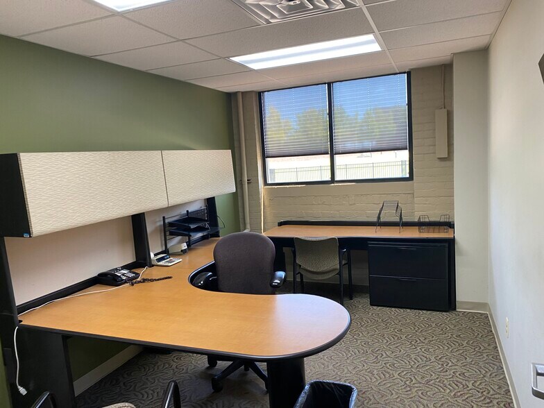 More Photos Of 3250 Franklin St, Detroit Office For Lease