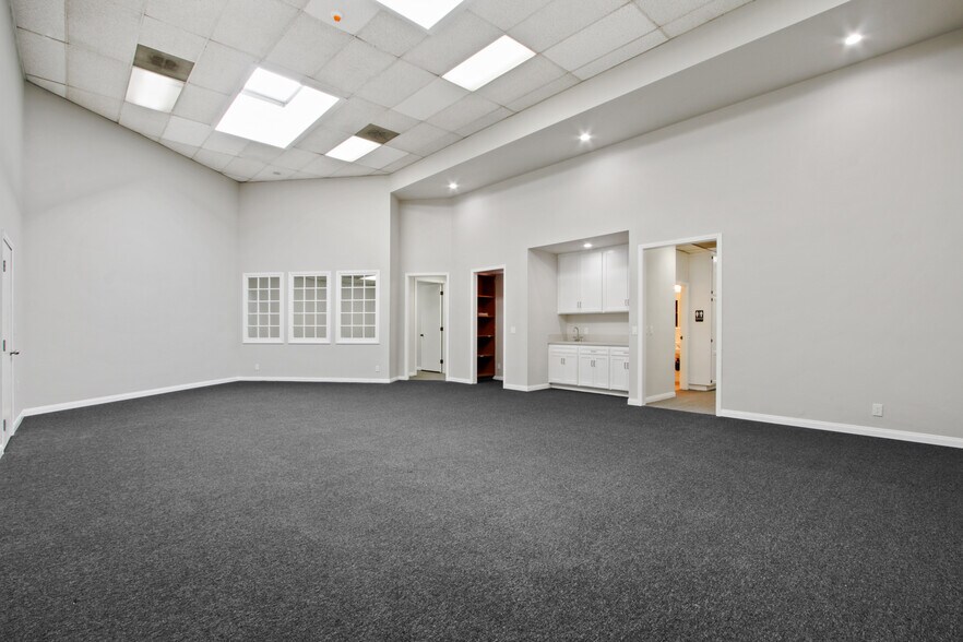 More Photos Of 1911 Carnegie Ave, Santa Ana Warehouse For Lease