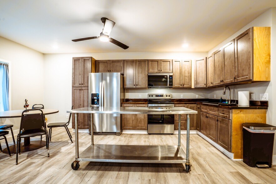 More Photos Of 20805 Seminary St, Hollow Rock Flex For Sale