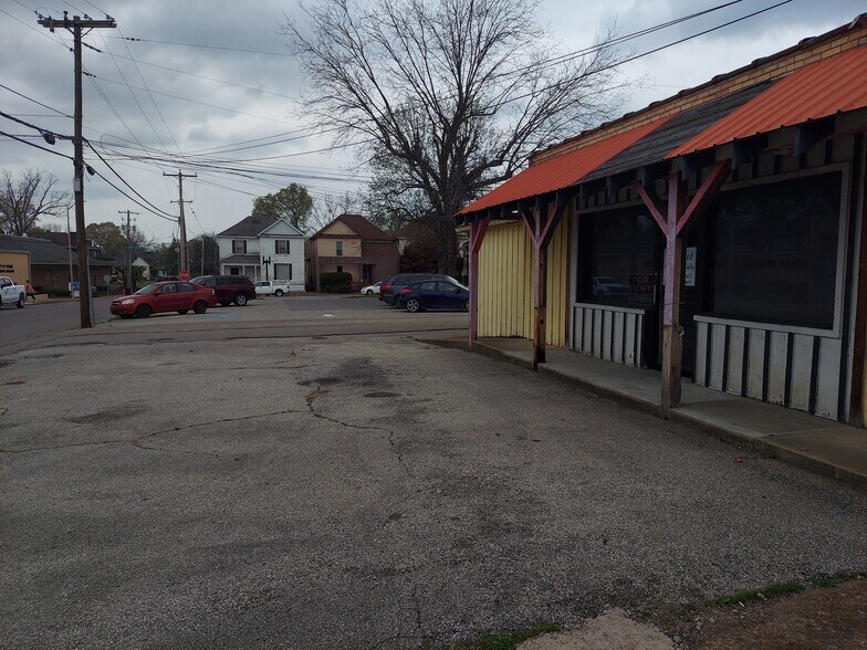 More Photos Of 101 Caldwell St, Paris Restaurant For Lease