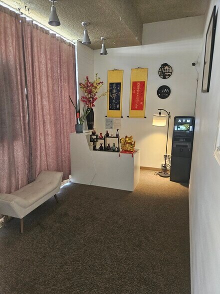 More Photos Of 1194-1196 E Walnut St, Pasadena Storefront For Lease