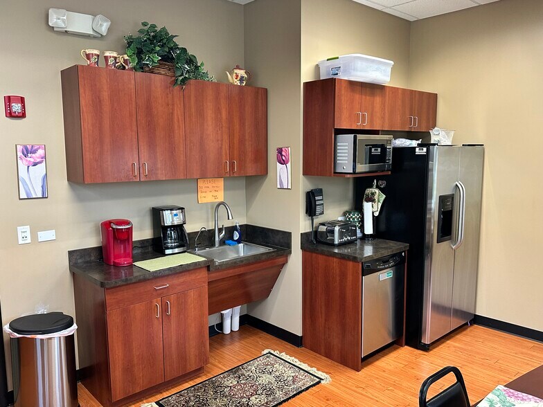 More Photos Of 1670 Capital St, Elgin Medical For Sale