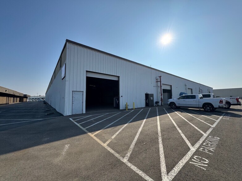 More Photos Of 7401-7427 W Sunnyview Ave, Visalia Warehouse For Lease