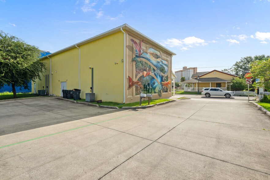 More Photos Of 410 S Hopkins Ave, Titusville Storefront For Lease