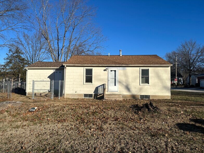 More Photos Of 239 Grand Ave, Waterloo Specialty For Sale