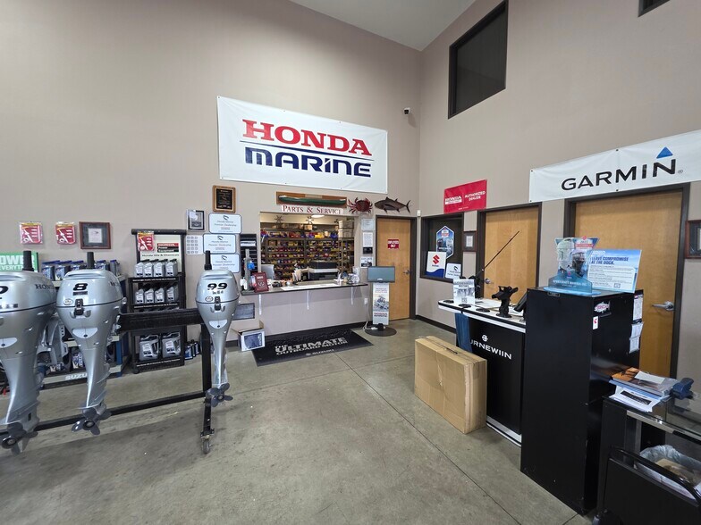 More Photos Of 13200-13210 SE Mcloughlin Blvd, Milwaukie Showroom For Lease