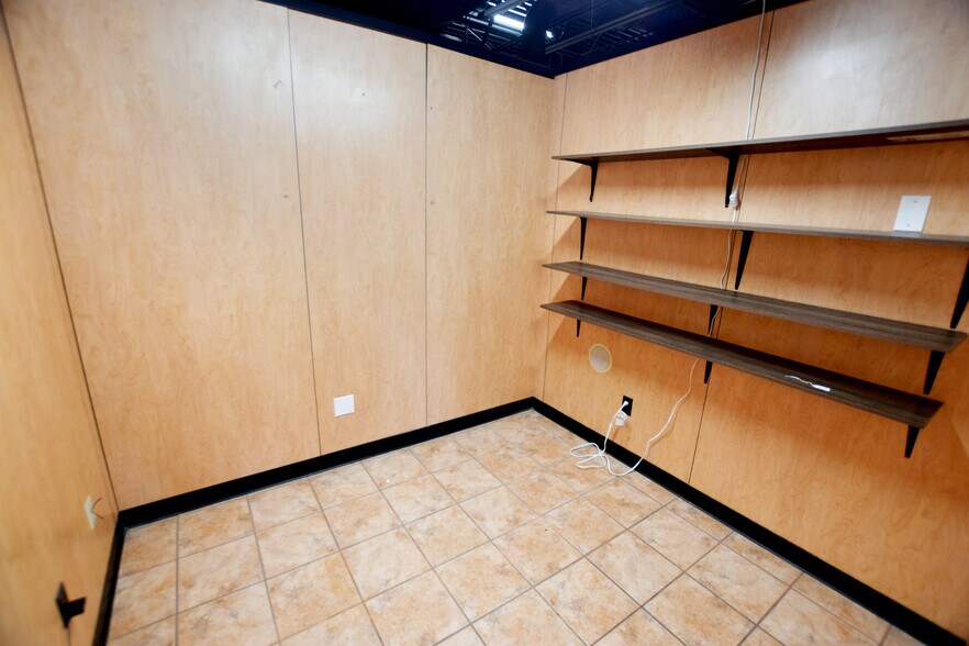 More Photos Of 1344-1358 E Bristol Rd, Burton Freestanding For Lease