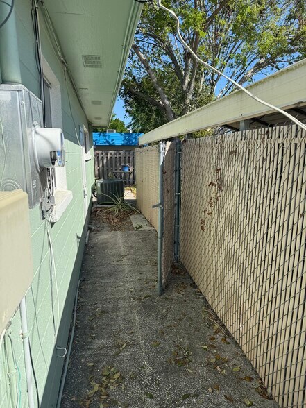 More Photos Of 3111 26th St W, Bradenton Flex For Sale