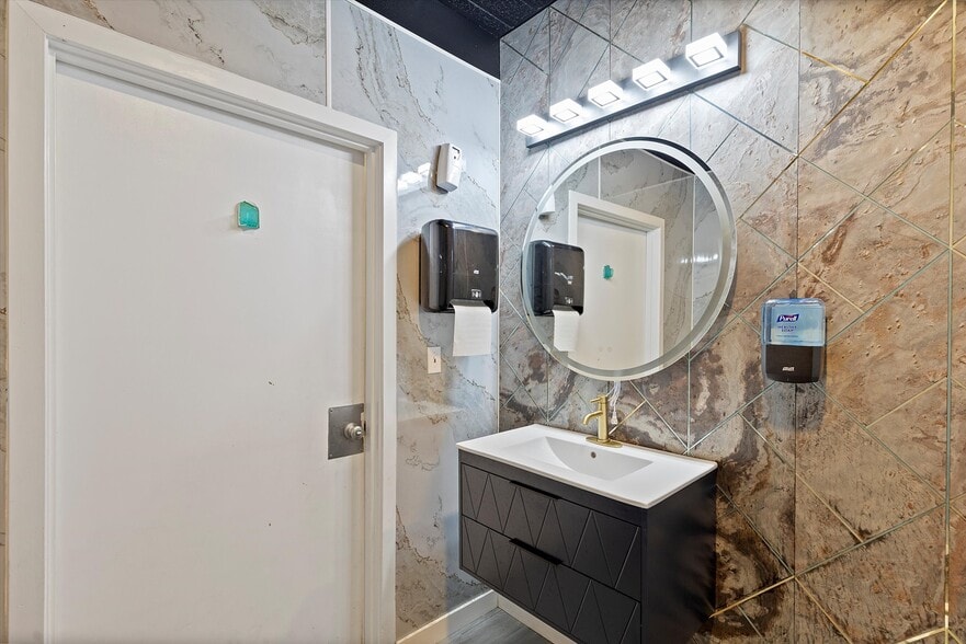 More Photos Of 1006 SW Coast Hwy, Newport Restaurant For Sale