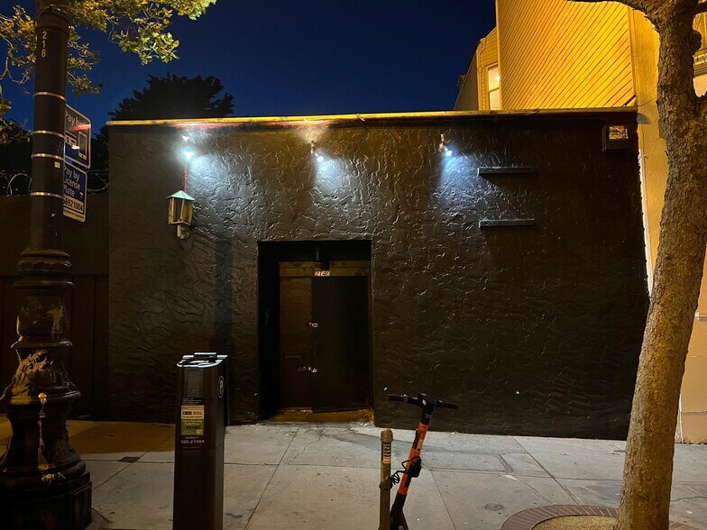 More Photos Of 2140 Market St, San Francisco Bar For Lease