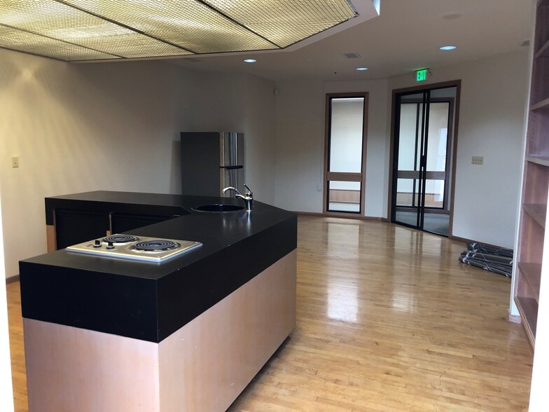 More Photos Of 2107 Livingston St, Oakland Warehouse For Lease