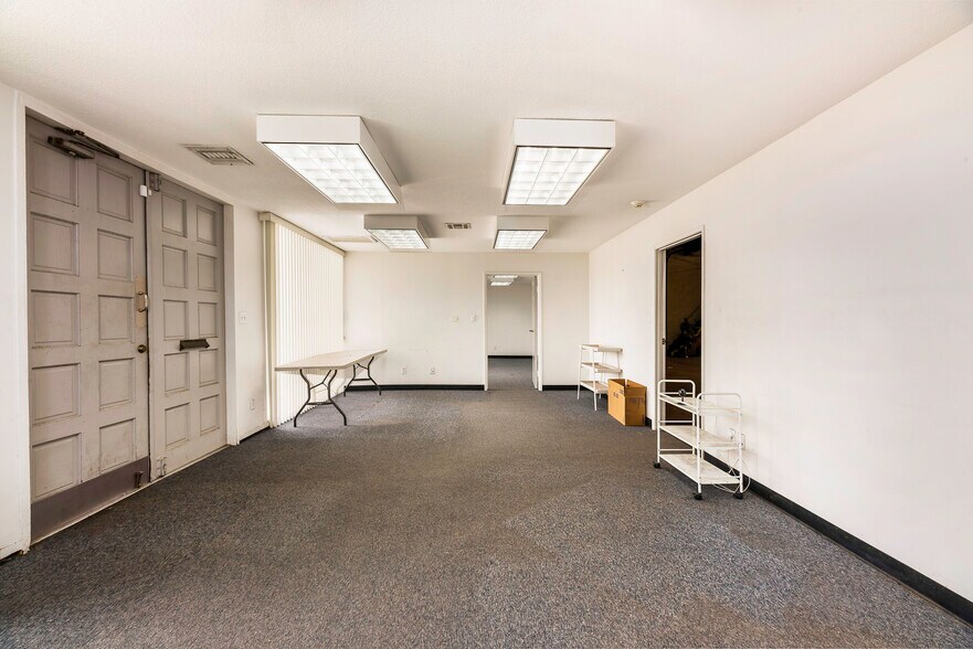 More Photos Of 1550 E Burnett St, Signal Hill Warehouse For Lease