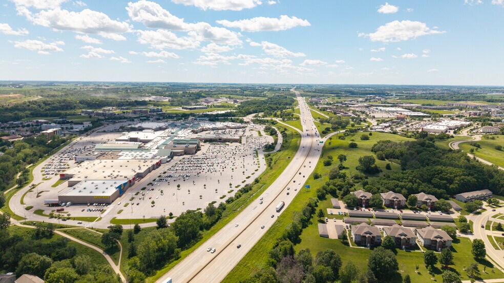 More Photos Of 2750 Heartland Dr, Coralville Supermarket For Sale