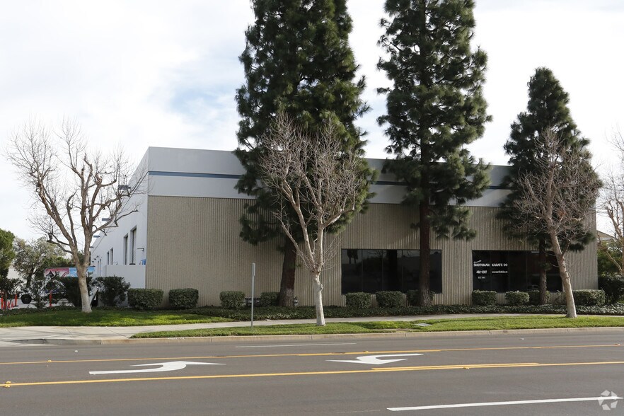 More Photos Of 1330 Flynn Rd, Camarillo Warehouse For Lease