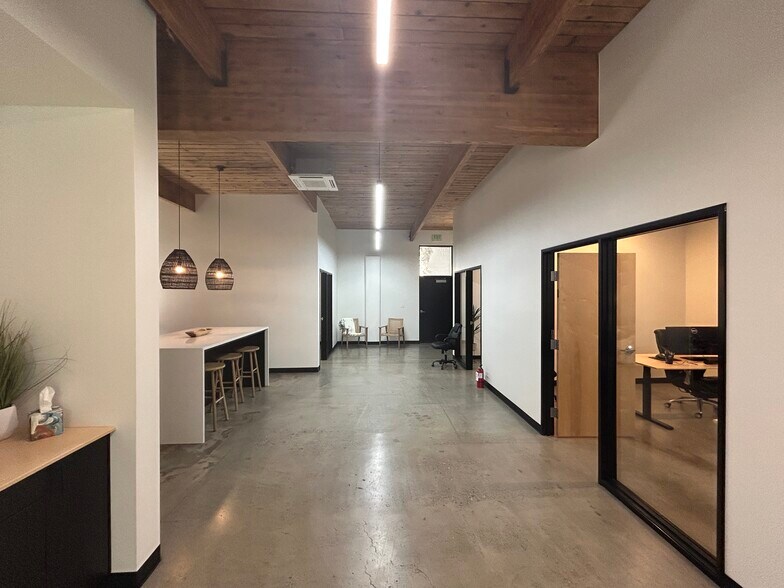 More Photos Of 5615 S Hood Ave, Portland Office For Sale