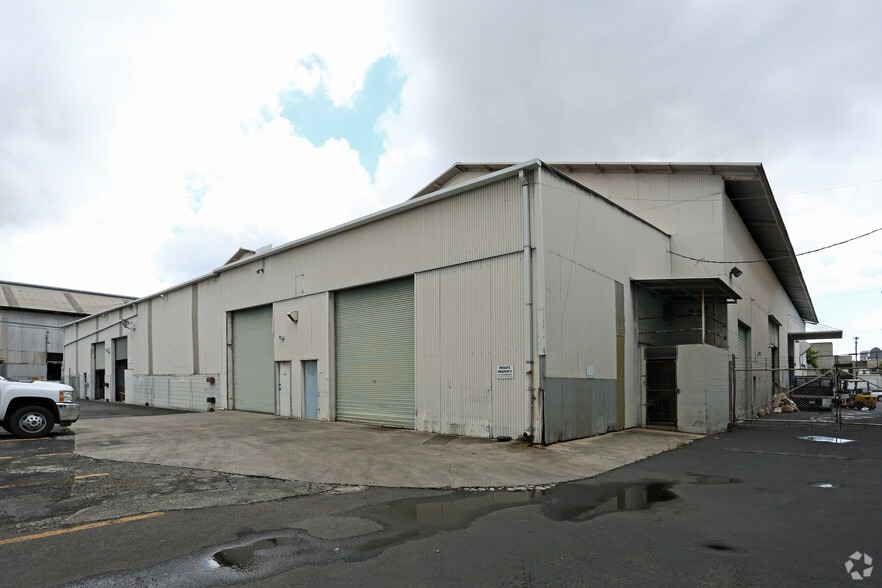 More Photos Of 926 Kohou St, Honolulu Warehouse For Lease