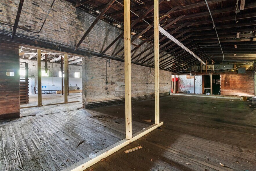 More Photos Of 710 SE 2nd St, Gainesville Warehouse For Lease