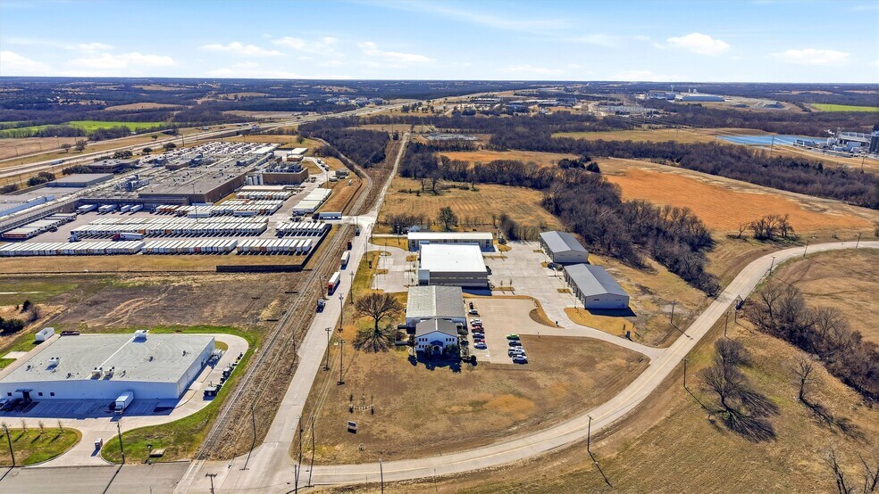 More Photos Of 304 Progress Dr, Sherman Warehouse For Sale