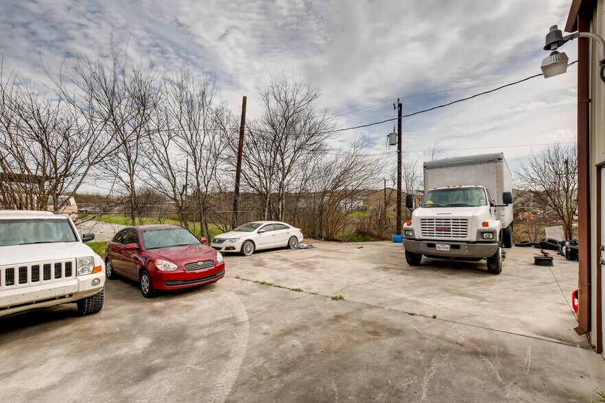 More Photos Of 13734 Lookout Rd, San Antonio Light Manufacturing For Lease