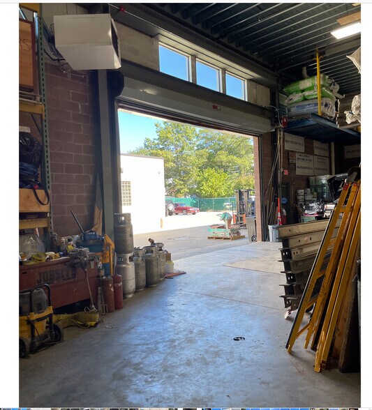 More Photos Of 21 Deforest St, Amityville Warehouse For Lease