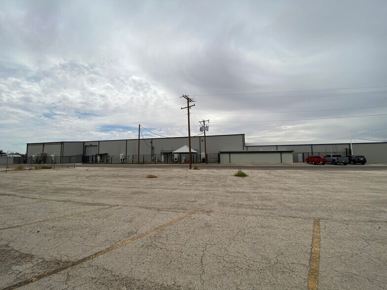 More Photos Of 4320 Johnson Rd, Odessa Warehouse For Sale