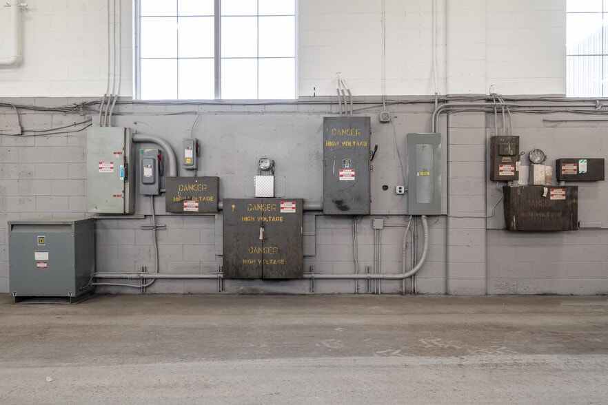 More Photos Of 100 Burland Cres, Hamilton Warehouse For Lease