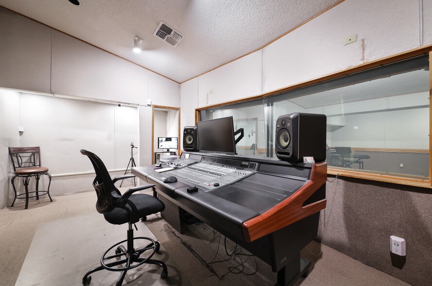 More Photos Of 931 26th St, Bakersfield Movie Radio TVStudio For Sale