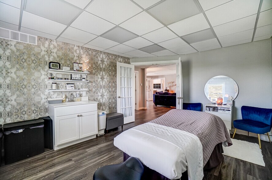 More Photos Of 235 W Franklin St, Centerville Storefront Retail Office For Lease