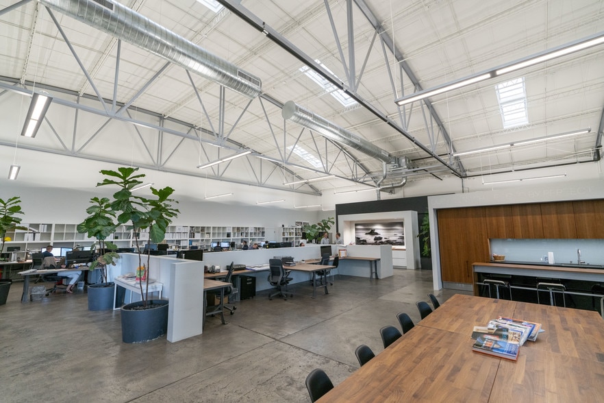 More Photos Of 2430 S Terminal Dr, Saint Petersburg Warehouse For Lease