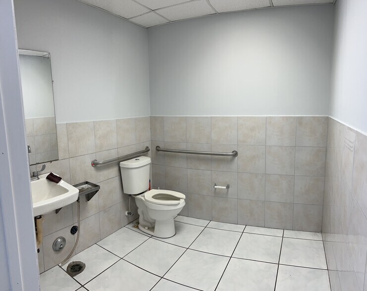 More Photos Of 1010-1060 E 32nd St, Hialeah Manufacturing For Lease